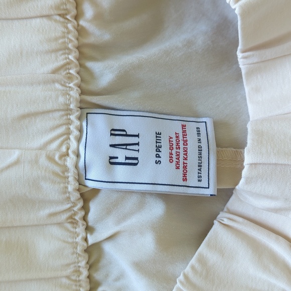 GAP Off Duty Khaki Shorts - Picture 4 of 4